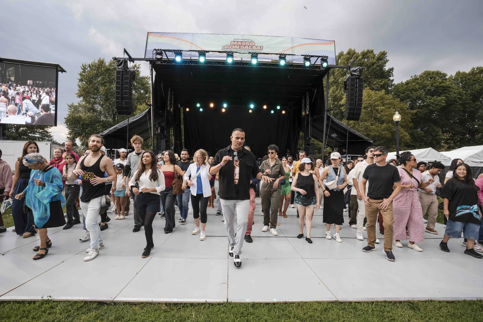 Dancing at the stage, Embrace ¡Con Salsa!
