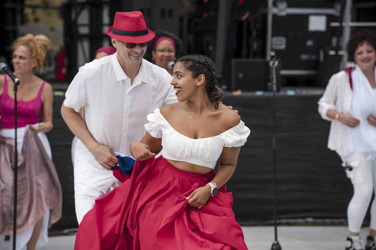 Partners dancing, Embrace ¡Con Salsa!