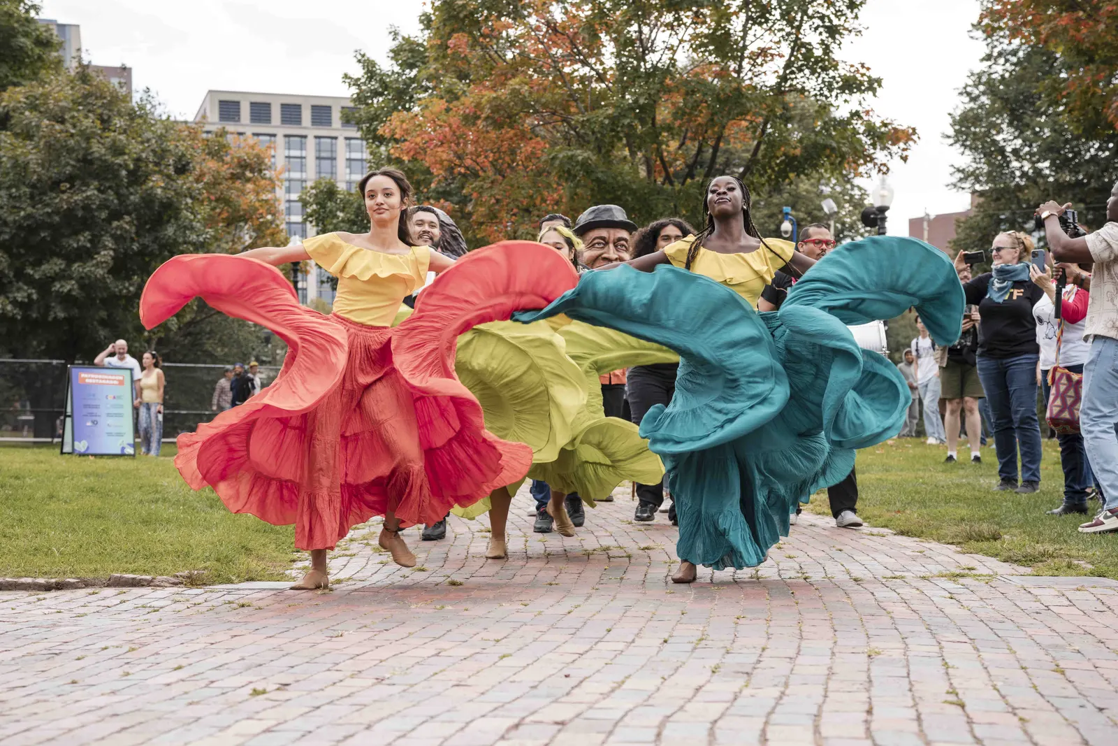 Dancers, Embrace ¡Con Salsa!