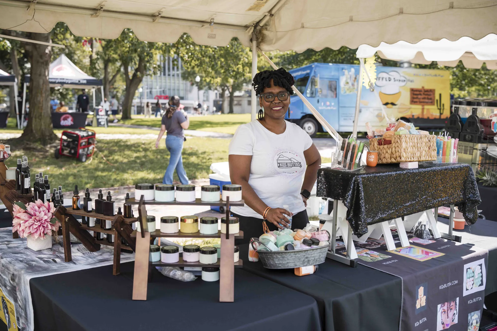 The market, Embrace ¡Con Salsa!